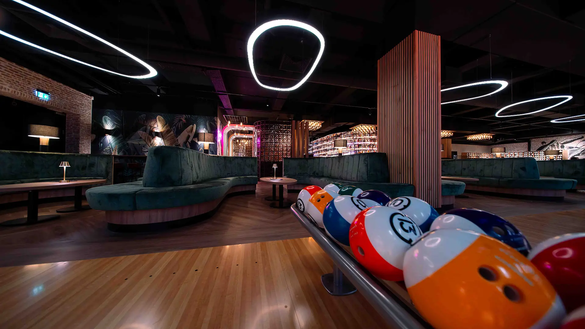 Bowlingbahnen mit Kugeln und Lounge-Sofas bei Bowling 2000