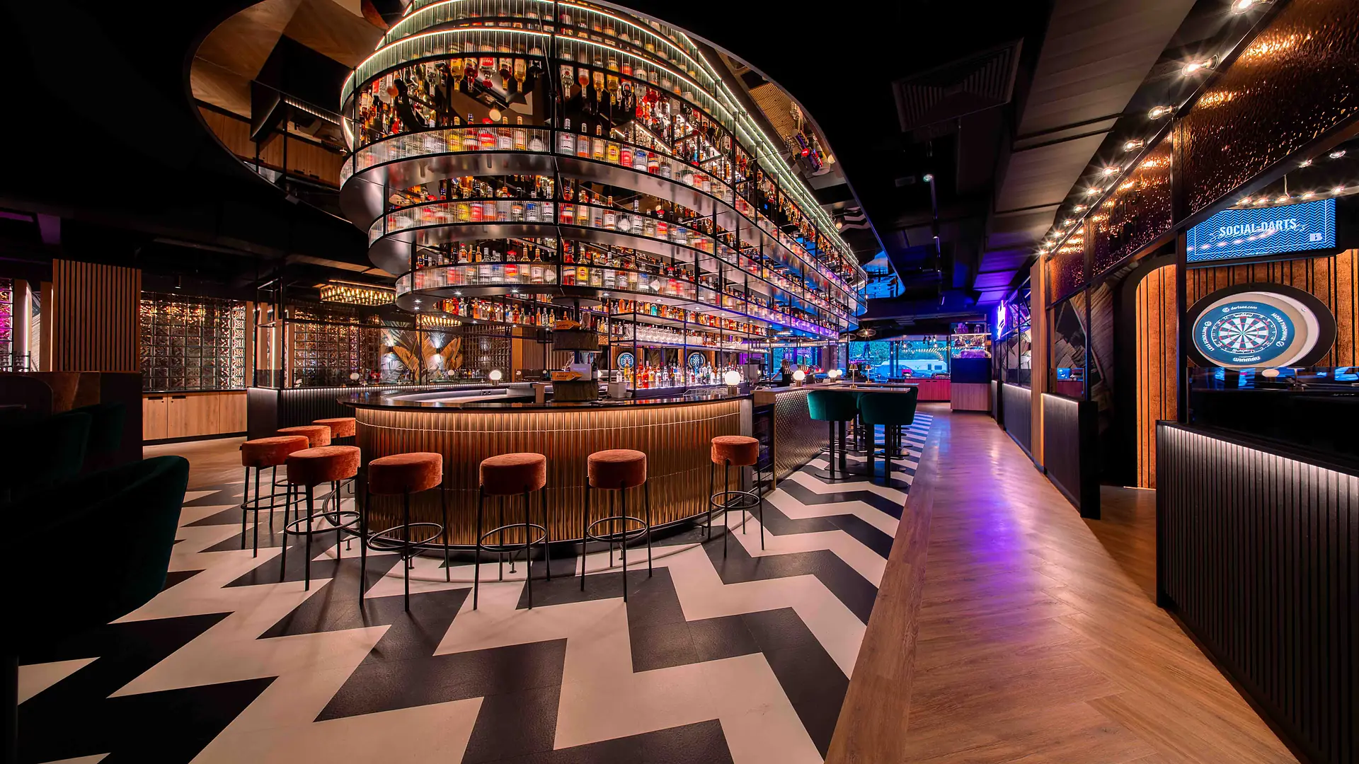 Bar in Partybeleuchtung bei Bowling 2000