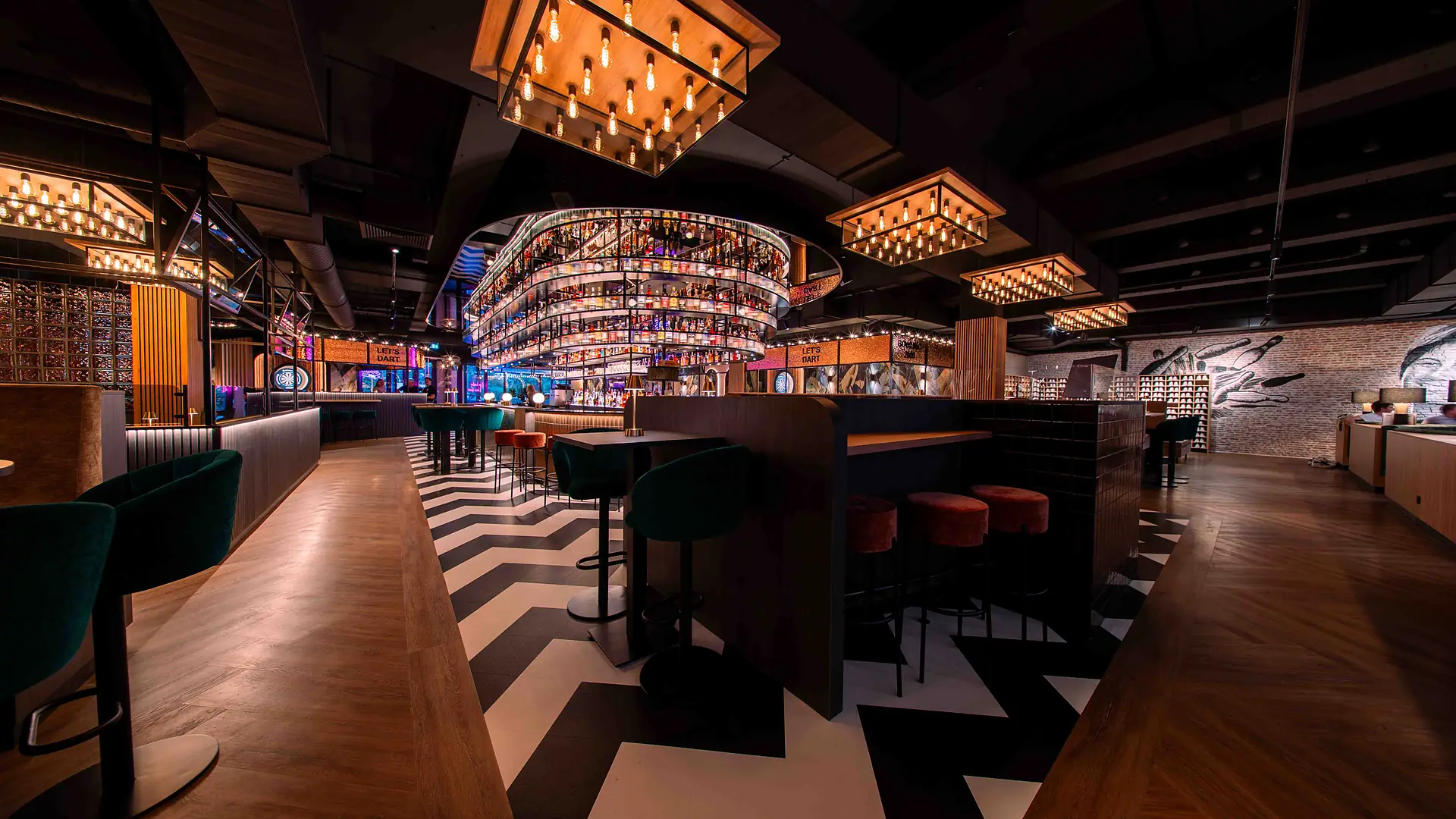 Diner und Bar mit Kronleuchtern bei Bowling 2000