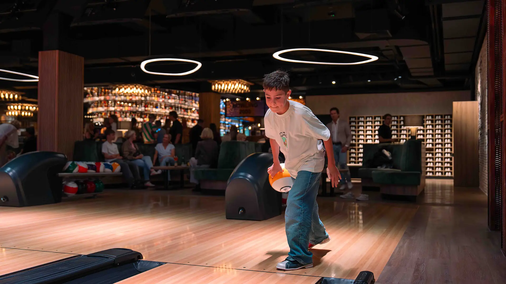 Kind beim Bowlen auf den Bahnen von Bowling 2000